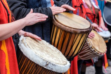  Davulcular ve geleneksel müzik müzisyen