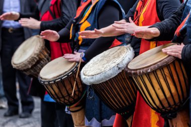  Davulcular ve geleneksel müzik müzisyen