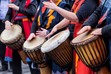  Davulcular ve geleneksel müzik müzisyen