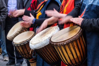  Davulcular ve geleneksel müzik müzisyen