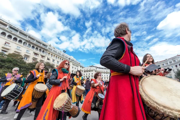 Bateristas e músicos tocando música tradicional — Fotografia de Stock
