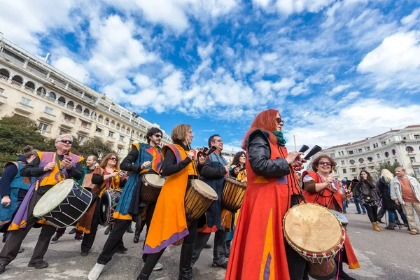 Batteristi e musicisti che suonano musica tradizionale — Foto Stock