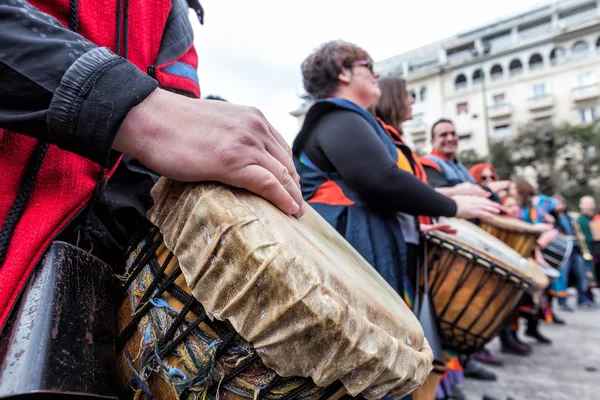 Drummers en de musici spelen traditionele muziek — Stockfoto