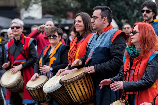 Bateristas e músicos tocando música tradicional — Fotografia de Stock