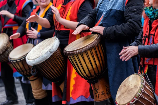 Bateristas e músicos tocando música tradicional — Fotografia de Stock