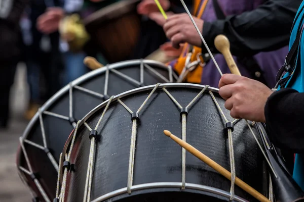 Batteristi e musicisti che suonano musica tradizionale — Foto Stock