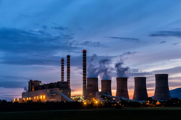 Elektromos erőmű alkonyatkor a narancssárga ég, Kozani, Görögország — Stock Fotó