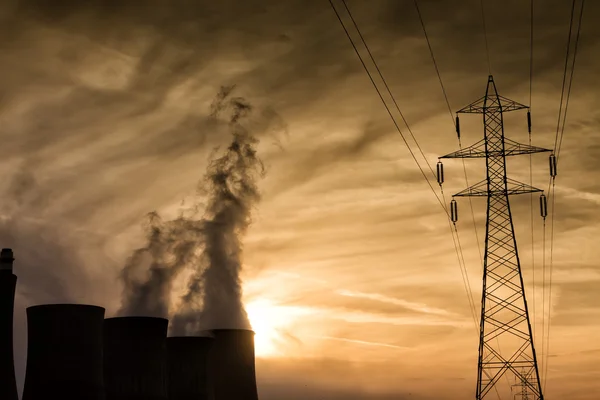 Elektromos erőmű alkonyatkor a narancssárga ég, Kozani, Görögország — Stock Fotó