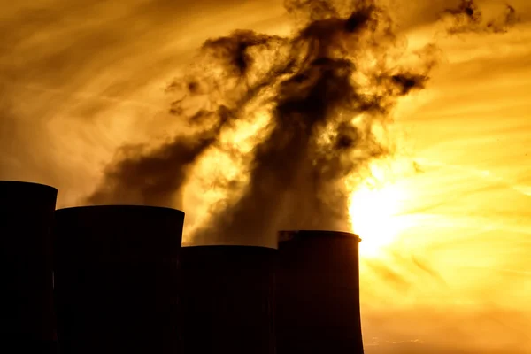 Потужність електростанції в сутінках з Помаранчеве небо у Козані, Греція — стокове фото