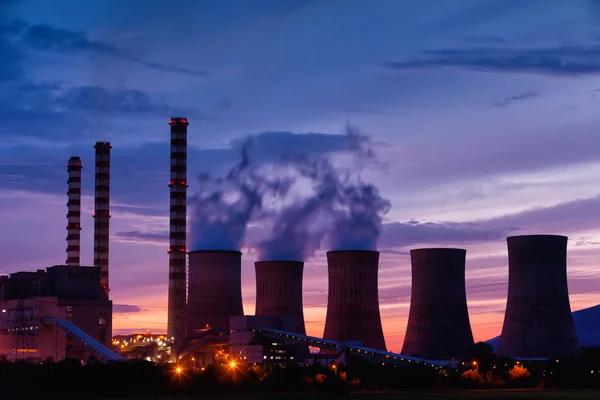 Elektrizitätswerk in der Abenddämmerung mit orangefarbenem Himmel in Griechenland — Stockfoto