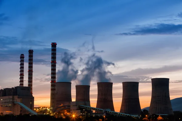 Elektrizitätswerk in der Abenddämmerung mit orangefarbenem Himmel in Griechenland — Stockfoto