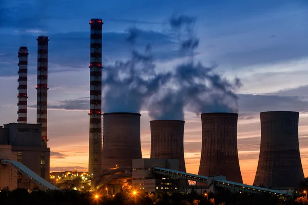 Elektrizitätswerk in der Abenddämmerung mit orangefarbenem Himmel in Griechenland — Stockfoto