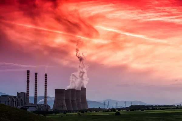 Elektromos erőmű alkonyatkor a narancssárga ég, Kozani, Görögország — Stock Fotó