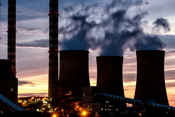 Elektrizitätswerk in der Abenddämmerung mit orangefarbenem Himmel in Griechenland — Stockfoto