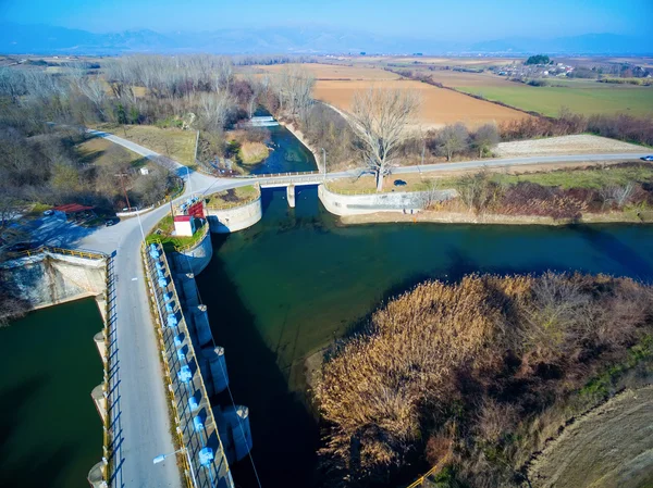 Vista aérea da ponte e da estrada sobre o rio Aggitis um — Fotografia de Stock