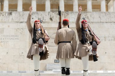 guard töreni değişen g önünde yer alır