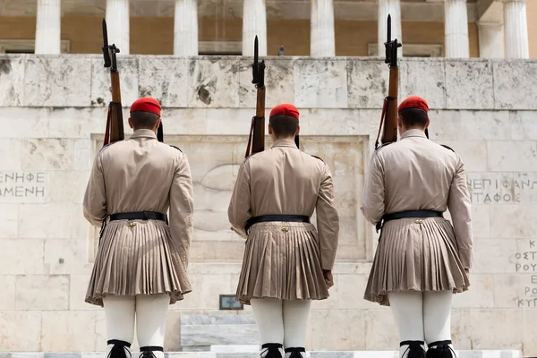 The Changing of the Guard ceremony takes place in front of the G — Stock Photo, Image