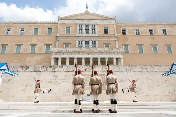 Η αλλαγή της φρουράς τελετή λαμβάνει χώρα μπροστά από το g — Φωτογραφία Αρχείου