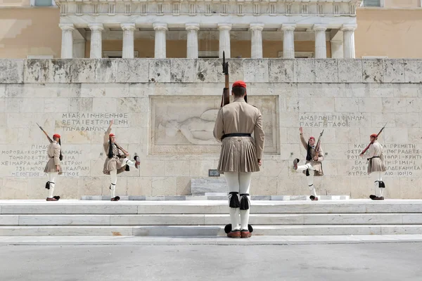 guard töreni değişen g önünde yer alır