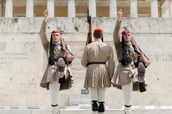 guard töreni değişen g önünde yer alır