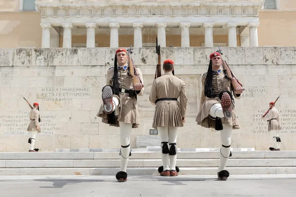 Ceremonia de schimbare a gărzii are loc în fața lui G. — Fotografie, imagine de stoc