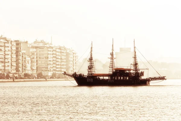 Buque antiguo en el puerto de Tesalónica un día con niebla —  Fotos de Stock