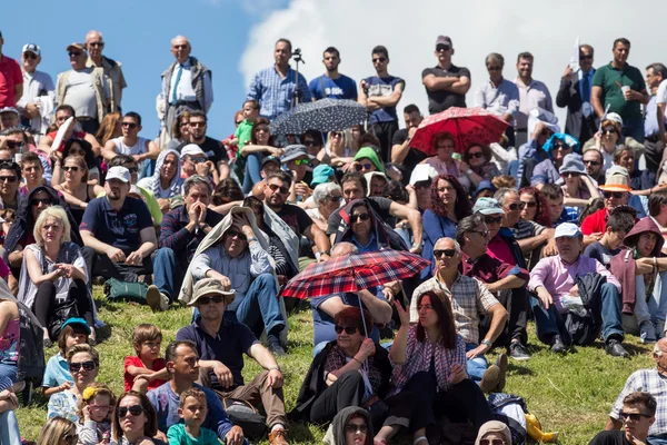 Crowds watch reenactment of the Roupel fort battle — Stock Photo, Image