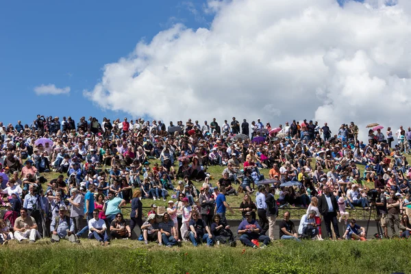 Multidões assistem à reconstituição da batalha do forte Roupel — Fotografia de Stock