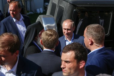 Rusya devlet başkanı Vladimir Putin manastır ziyaret sırasında 