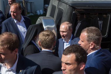 Rusya devlet başkanı Vladimir Putin manastır ziyaret sırasında 