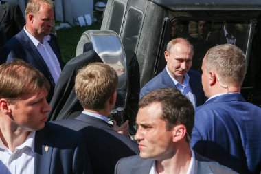 Rusya devlet başkanı Vladimir Putin manastır ziyaret sırasında 