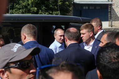 Rusya devlet başkanı Vladimir Putin manastır ziyaret sırasında 