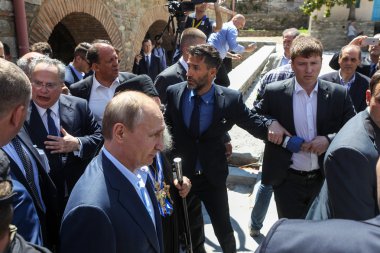 Rusya devlet başkanı Vladimir Putin manastır ziyaret sırasında 