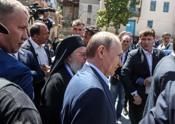 O presidente russo Vladimir Putin durante uma visita ao monástico — Fotografia de Stock