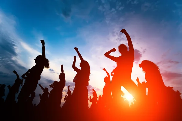 Silhouettes of young people dancing — Stock Photo, Image