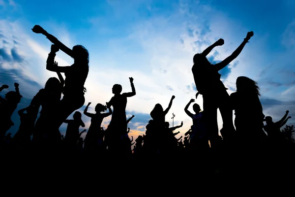 Silhouettes of young people dancing — Stock Photo, Image