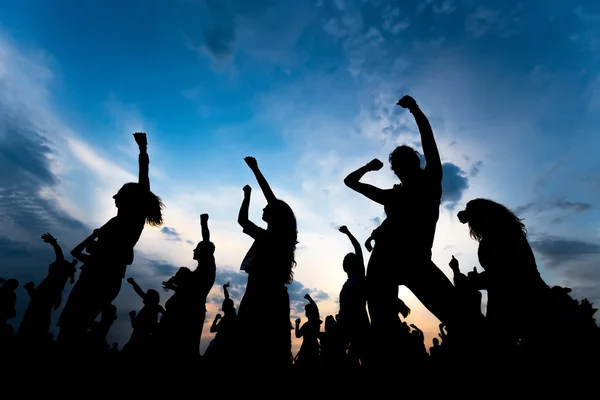 Silhouettes of young people dancing — Stock Photo, Image
