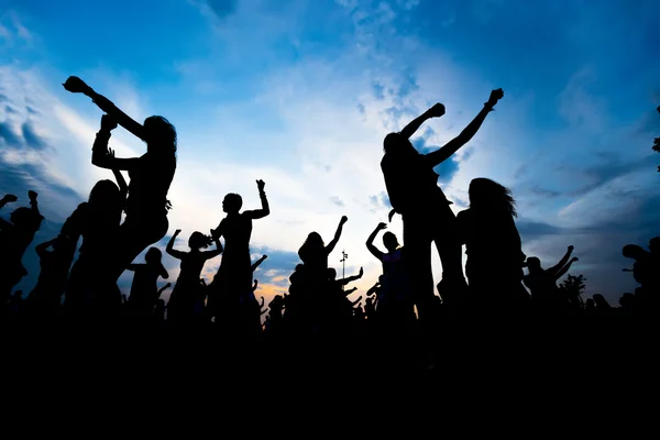 Silhouettes of young people dancing — Stock Photo, Image