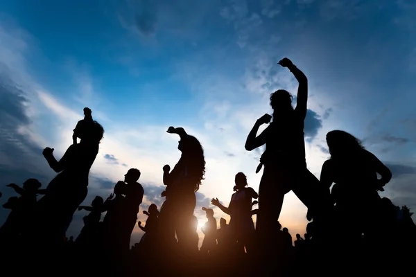 Silhouettes of young people dancing — Stock Photo, Image