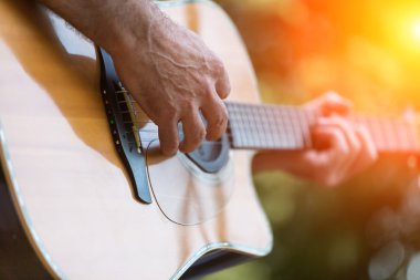Erkek el akustik gitar çalmaya