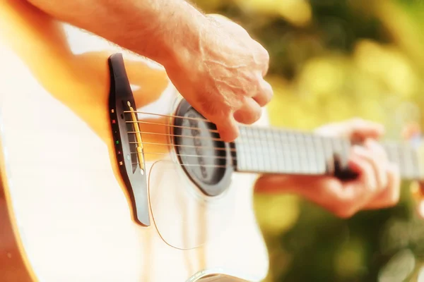 Männliche Hand spielt auf akustischer Gitarre — Stockfoto