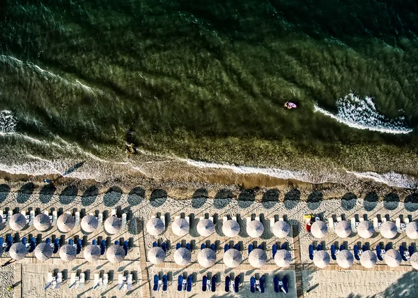 Top view of beach with sunbeds and umbrellas — Stock Photo, Image