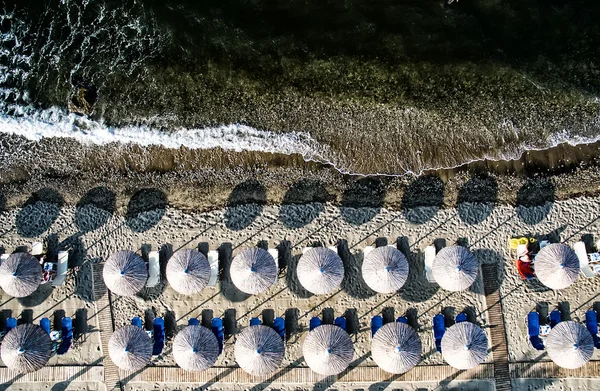 Vue de dessus de la plage avec chaises longues et parasols — Photo