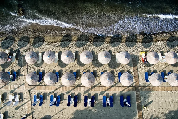 Top view of beach with sunbeds and umbrellas — Stock Photo, Image