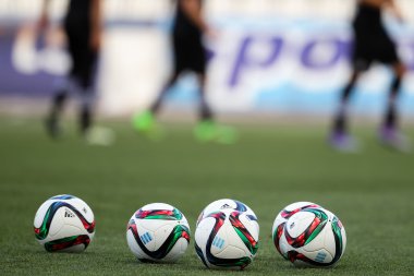 Futbol topu ve oyuncuların ayaklar