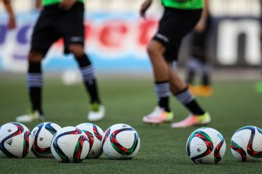 Futbol topu ve oyuncuların ayaklar