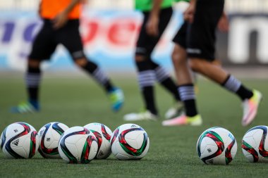 Futbol topu ve oyuncuların ayaklar