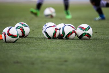 Futbol topu ve oyuncuların ayaklar