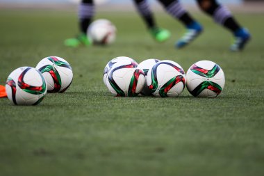 Futbol topu ve oyuncuların ayaklar