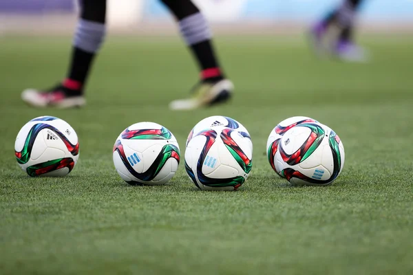 Bola de futebol e pés de jogadores — Fotografia de Stock